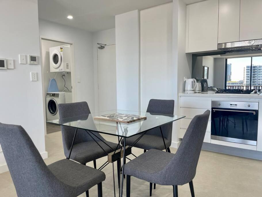 Cosy 1 Bedroom Rosebery Parking & Balcony Escape Apartment *