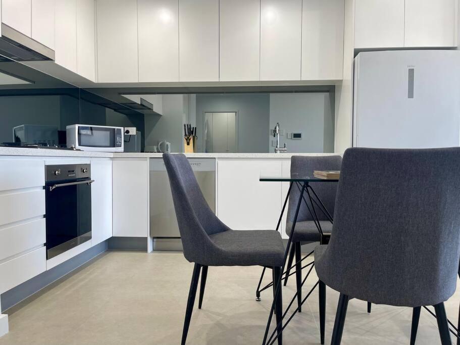Apartment Cosy 1 Bedroom Rosebery Parking & Balcony Escape