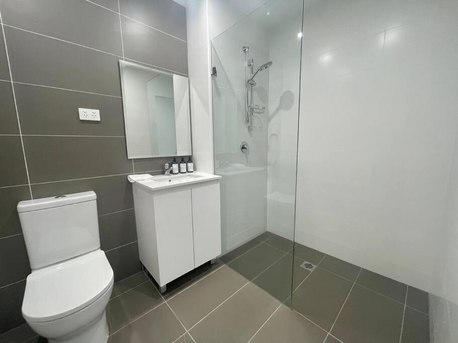 Cosy 1 Bedroom Rosebery Parking & Balcony Escape Apartment Sydney