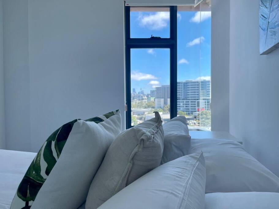 Cosy 1 Bedroom Rosebery Parking & Balcony Escape Apartment