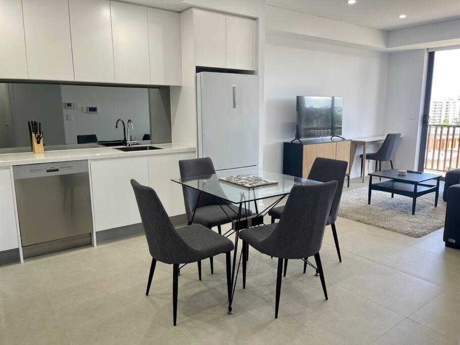Cosy 1 Bedroom Rosebery Parking & Balcony Escape *