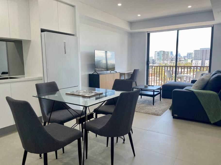 Cosy 1 Bedroom Rosebery Parking & Balcony Escape