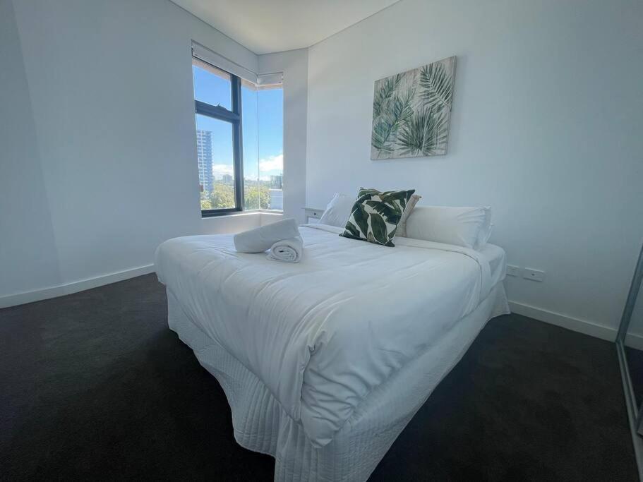 Cosy 1 Bedroom Rosebery Parking & Balcony Escape Apartment *