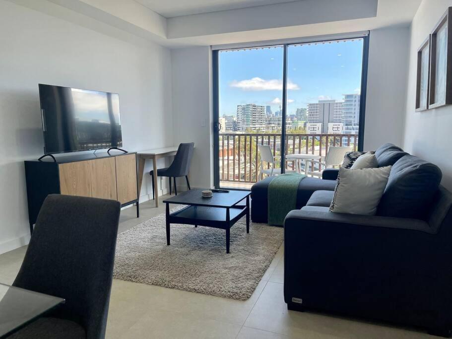 Cosy 1 Bedroom Rosebery Parking & Balcony Escape Apartment