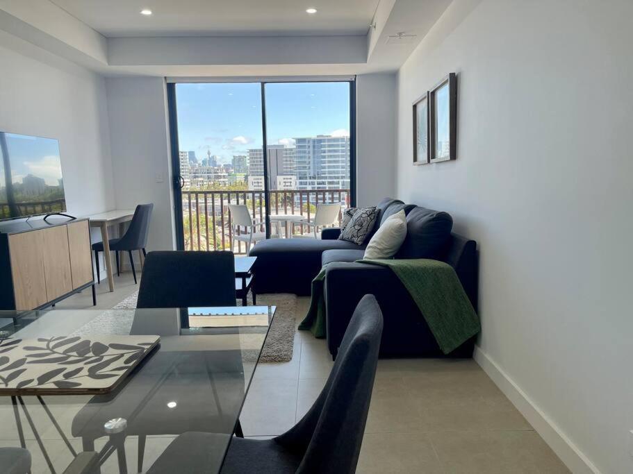 Cosy 1 Bedroom Rosebery Parking & Balcony Escape Apartment *